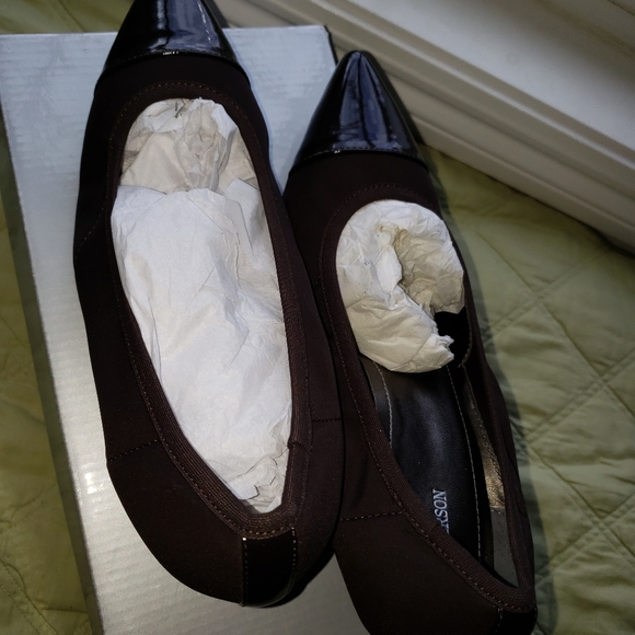 Ross Hommerson CHIC!Brown Leather and Stretch 7-WIDE Kitten Heel Pumps - Picture 4 of 5